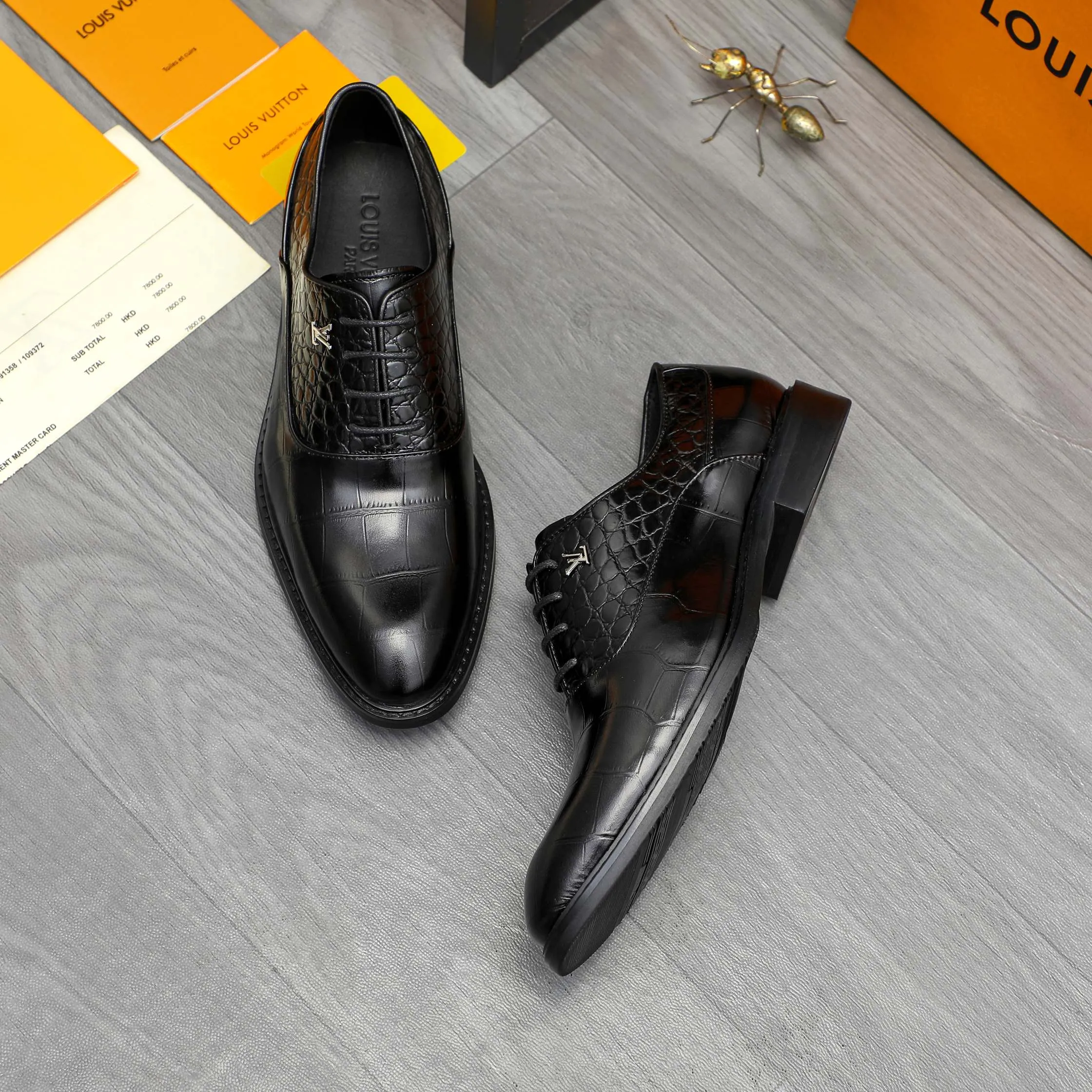 Men's shoes 💰p460 Product trademark: LV (Louis Vuitton) business lace-up formal leather shoes Regular size: 39-44 (38.45 custom-made, non-returnable) Product materials: Selected high-quality stone grain cowhide stitching upper, cowhide lining, original rubber outsole